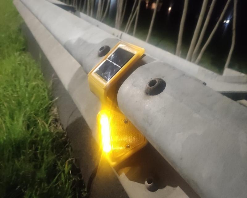 Delineatore luminoso a led solare per centro onda guard-rail